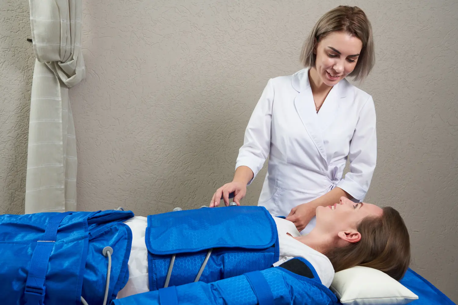BEAUTY NAILS DELUXE - Frau, die sich einer Drucktherapie unterzieht, um ihre Beine perfekt zu machen, ohne Krampfadern und Ödeme 